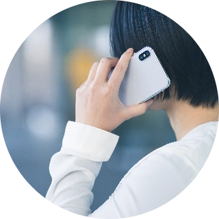 スマホで電話中