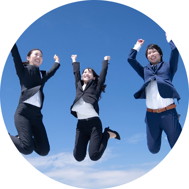 スーツを着た男女がジャンプしている写真