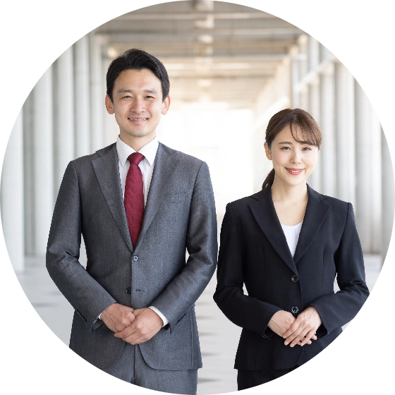 スーツを着た男女